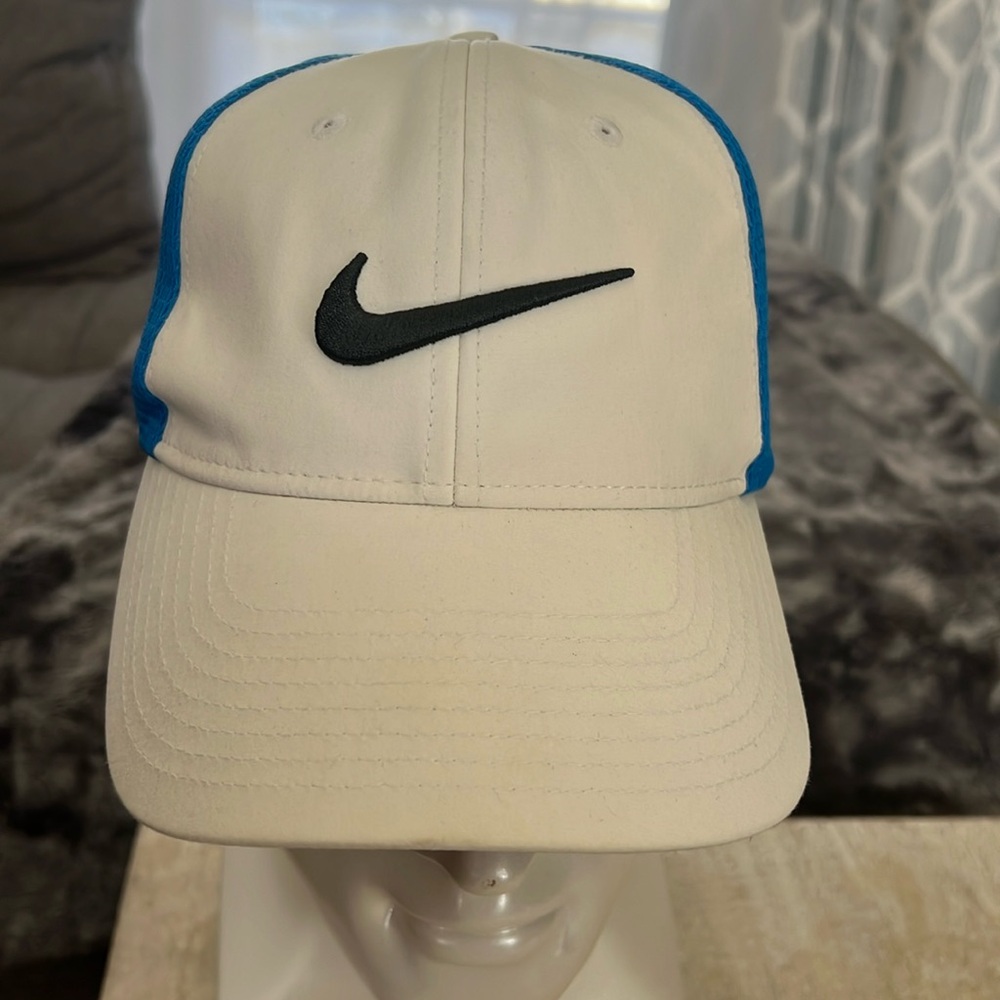 Two tone Nike Golf hat. Flexfit.